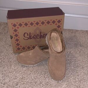 Skechers Easy Going Distinctive Charm in Tan